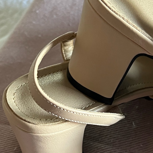 Designer style sling backs. Cream and black. 8.5. - Picture 3 of 5